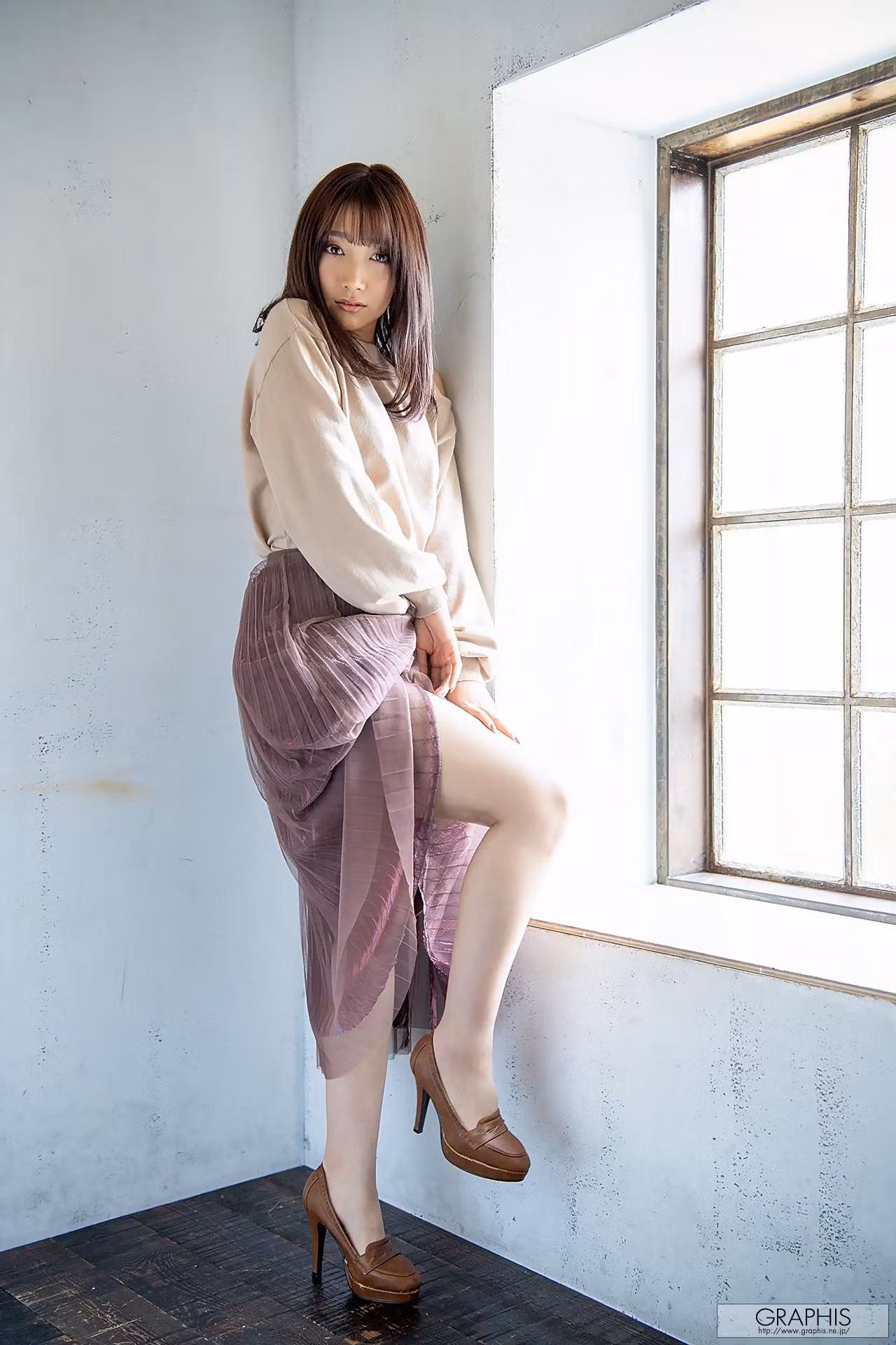 褪去牛仔外套与蕾丝吊带后显露丰满美臀翘臀线条